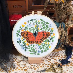 "Bee in the Flower" - Embroidery ktclubs.com