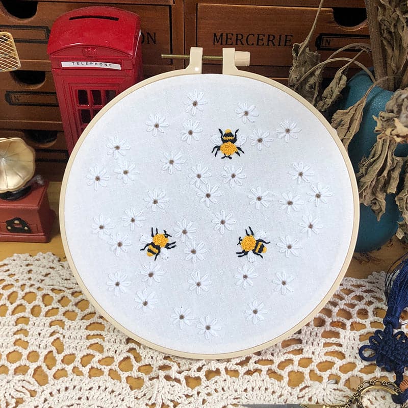 "Bee in the Flower" - Embroidery ktclubs.com