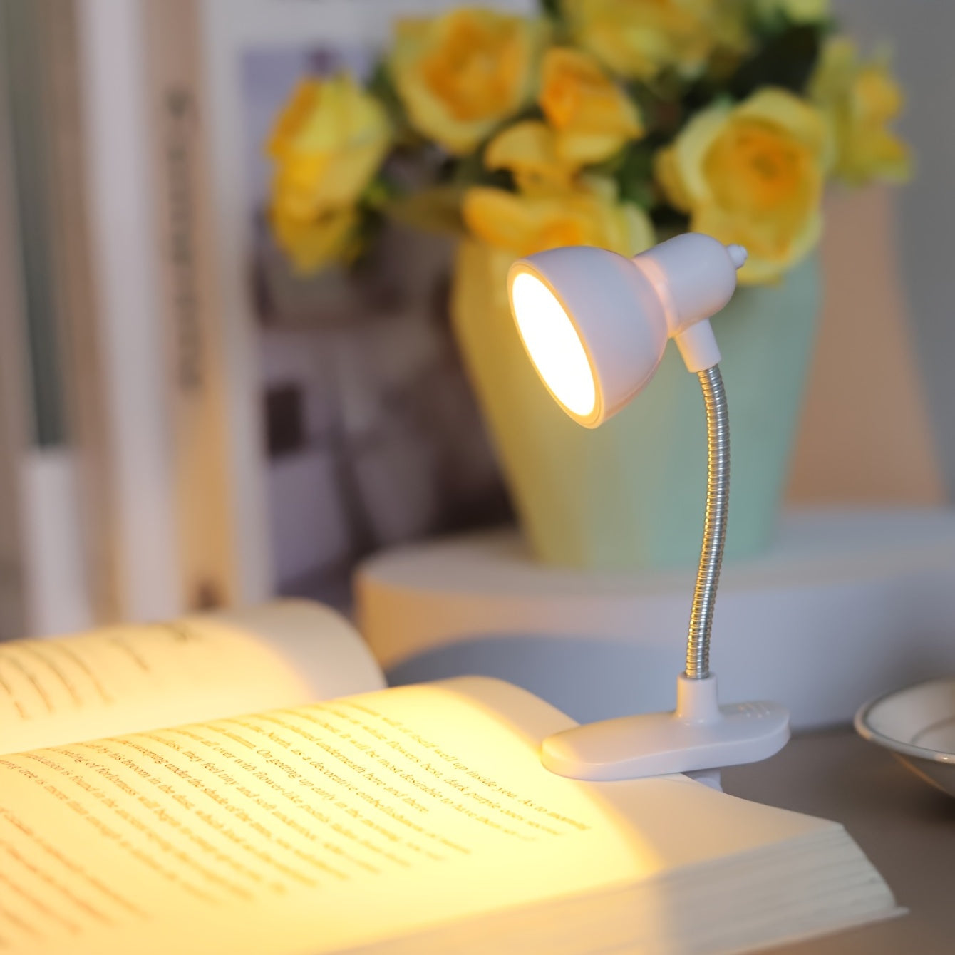 1pc Mini Book Lamp, Eye Protection, Desk Lamp With Clamp, Bright Warm Light Clip Lamp (Including Battery)